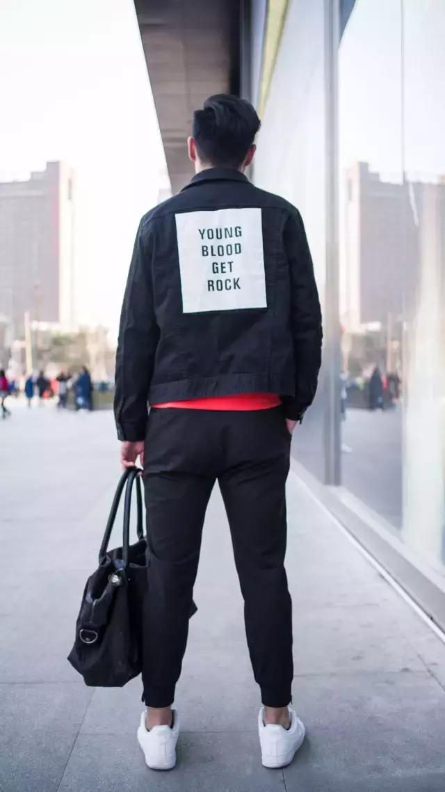 你的iphone7和AJ1同时掉河里，你先救哪个？