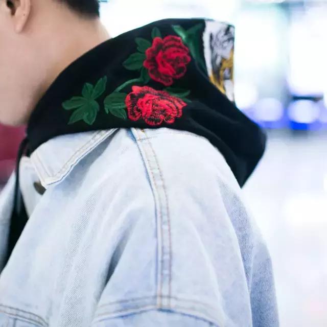 你的iphone7和AJ1同时掉河里，你先救哪个？