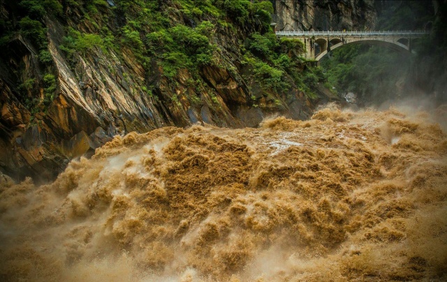 大漠户外旅行虎跳峡徒步详解,虎跳峡徒步168级勇者云梯