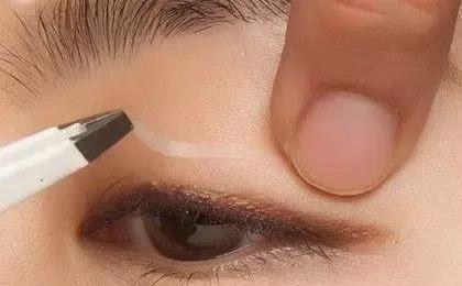 如何贴出很宽的双眼皮,单眼皮肿眼泡怎么贴出平行双眼皮