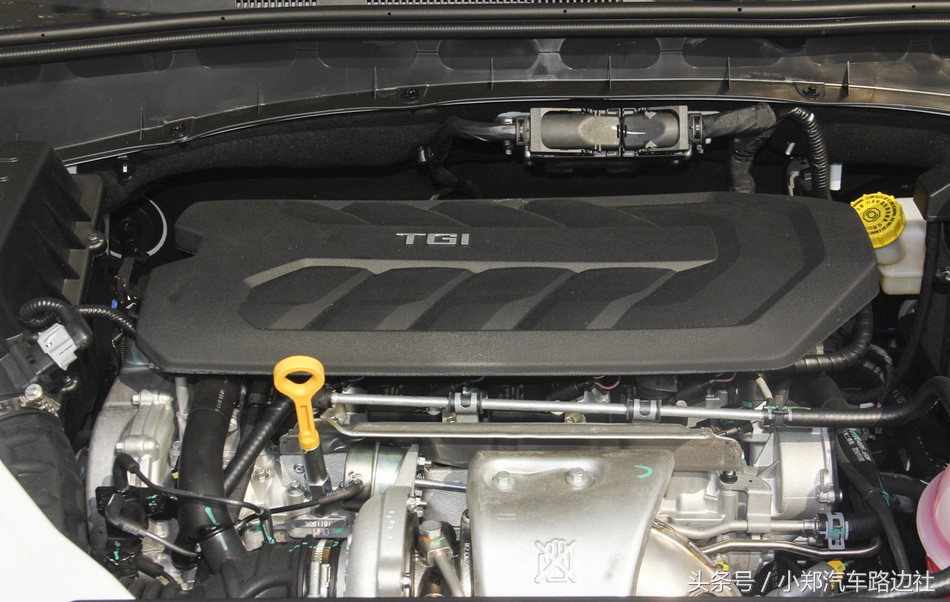 荣威rx5第三代超感旗舰夜间行驶,荣威rx516款1.5t互联网智享版