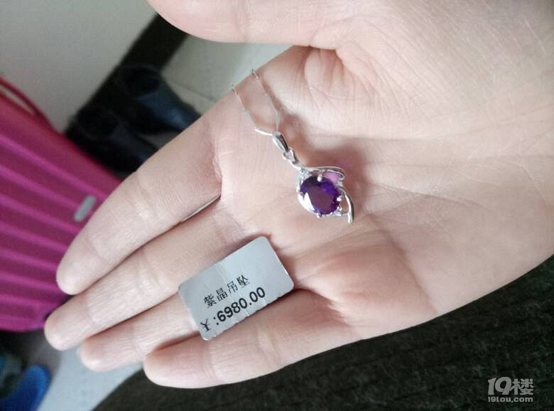 杭州姑娘逛河坊街,浙江杭州一女孩买黄金项链