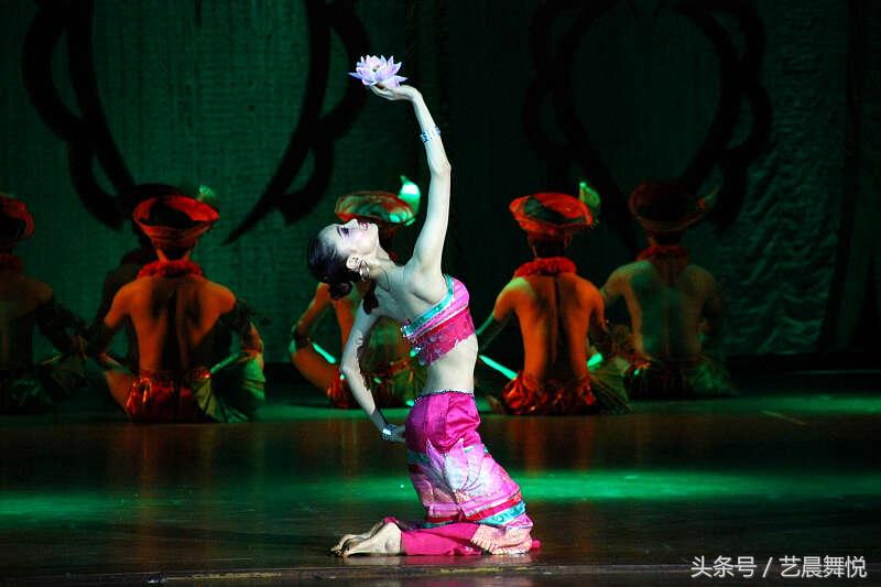 婀娜多姿的傣族姑娘表演傣族舞蹈,婀娜多姿的傣族舞蹈彩云之南