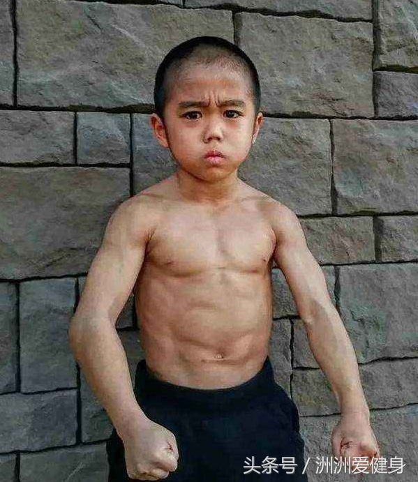 普通小孩的肌肉和肌肉男小孩对比,同样身高的肌肉男和普通人对比