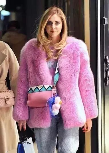 双肩包与斜背包哪种最实用,包治百病时尚百搭软包轻便不累肩