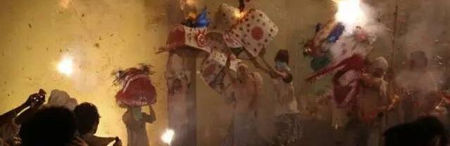 元宵节，在这里的鞭炮是这样玩的，看着都痛呀