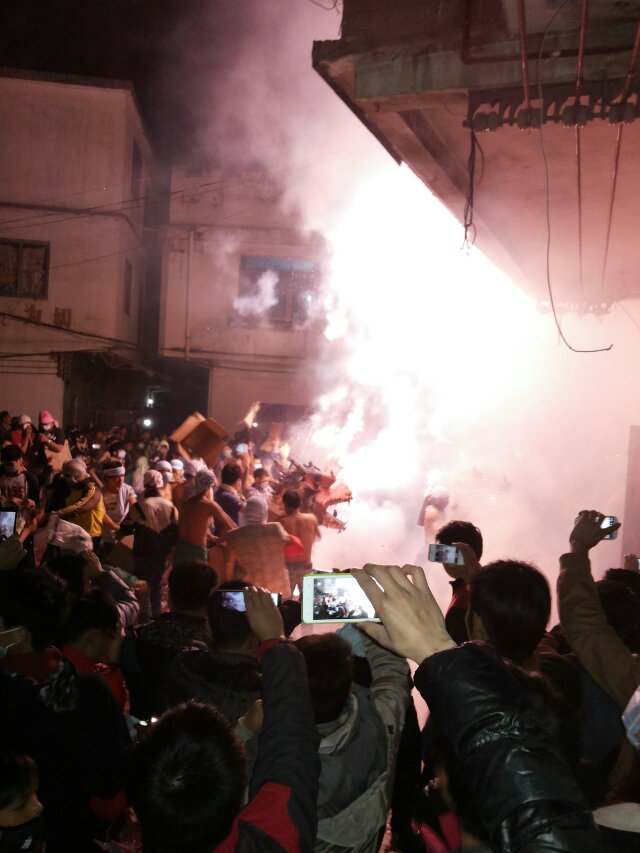 元宵节，在这里的鞭炮是这样玩的，看着都痛呀