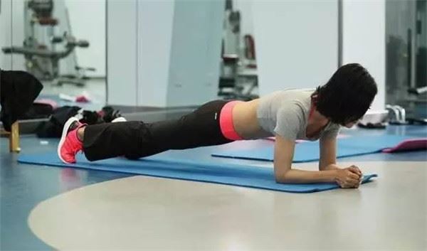 半个月平板支撑可以练出来马甲线,平板支撑一天多久能锻炼马甲线