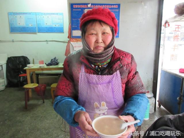 吃在浦口古稀老夫妻喊你来吃手工元宵喽！三块钱六个卖了15年