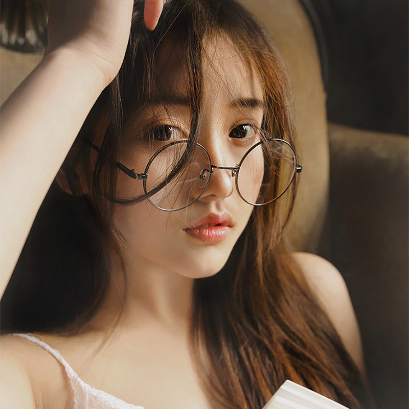 小脸配眼镜怎么选镜框,四眼妹适合什么镜框