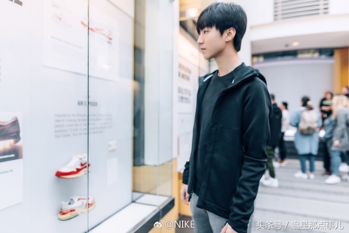 王俊凯nike彩虹鞋,王俊凯nike迪奥