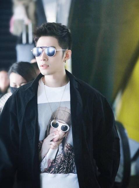 陈学东机场“板寸头”,引领17春男士发型新时尚