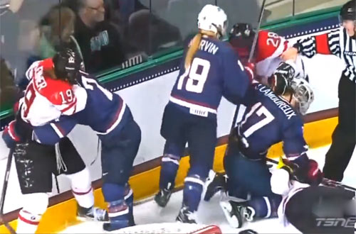 韩国冰球队员被按在地上打,冰球比赛韩国队犯规被揍全过程