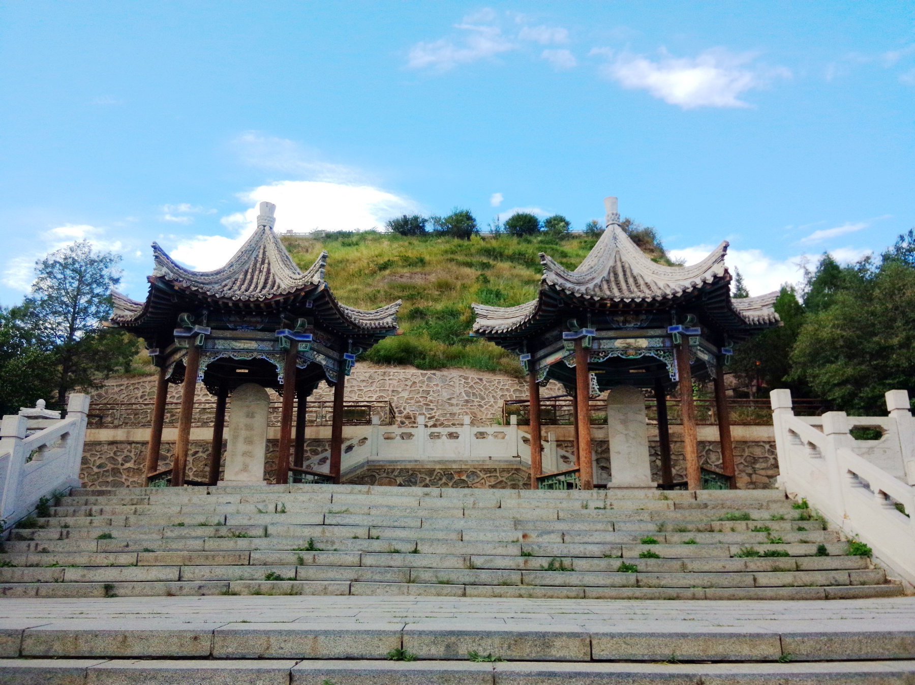 盗墓贼偷取敖包下的祭品不料却被永远留在里面