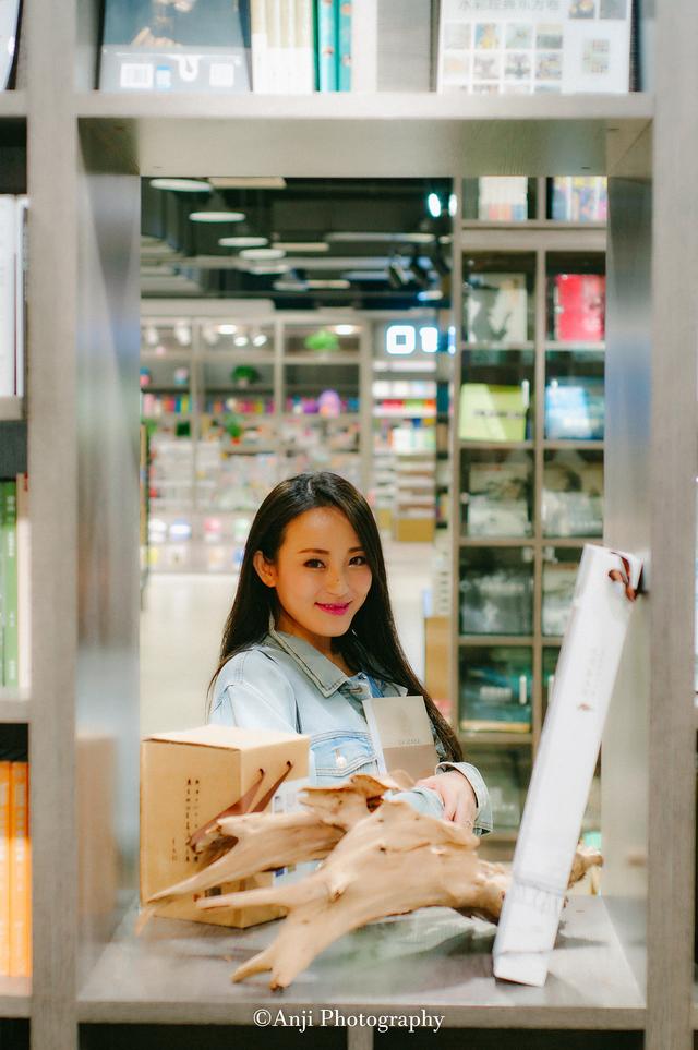 她是足球宝贝、蔡依林特邀舞者，丽水新素颜女神秀街拍魅力