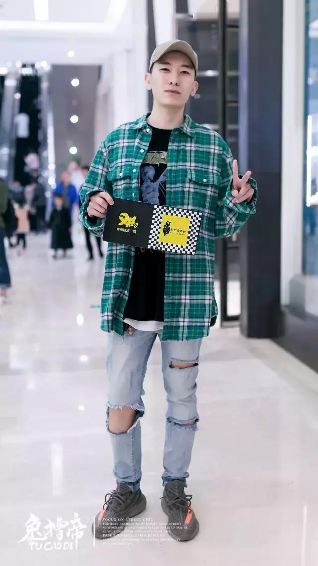 你的iphone7和AJ1同时掉河里，你先救哪个？