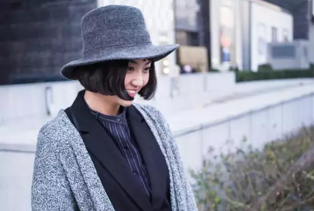 你的iphone7和AJ1同时掉河里，你先救哪个？