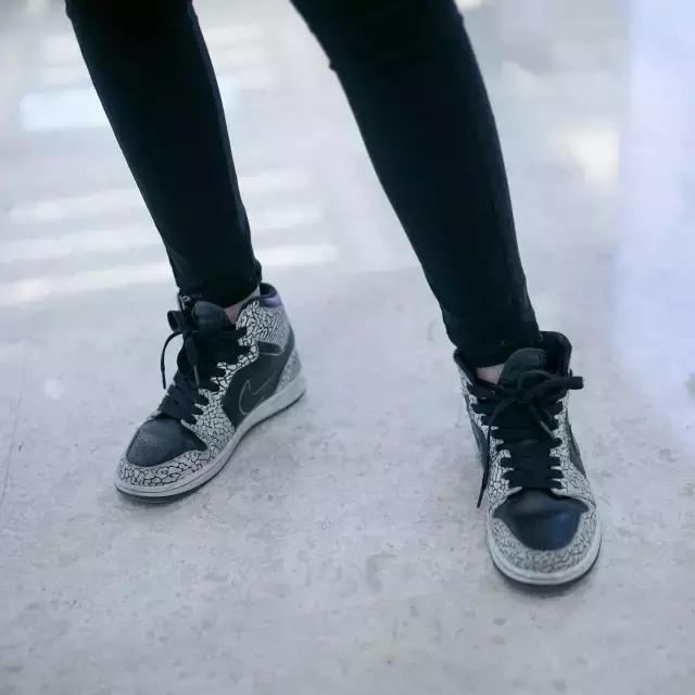 你的iphone7和AJ1同时掉河里，你先救哪个？