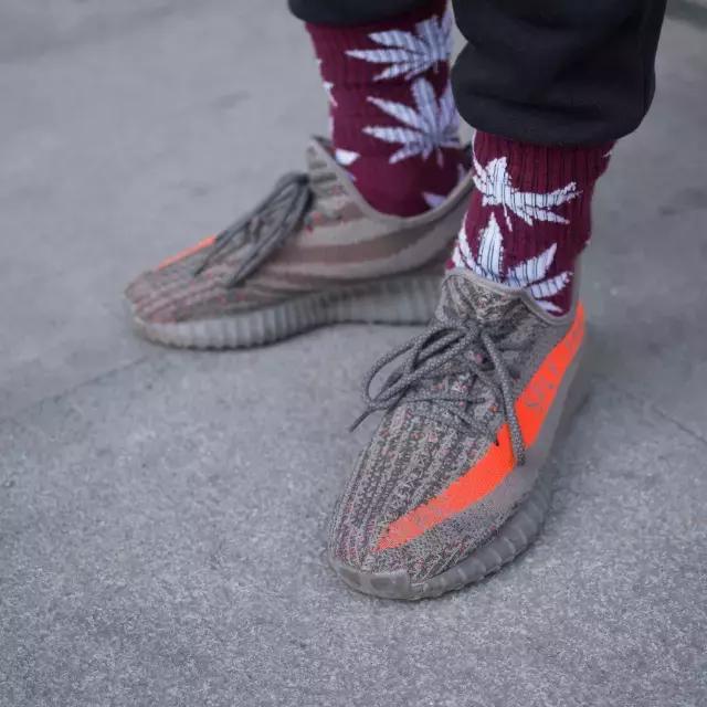 你的iphone7和AJ1同时掉河里，你先救哪个？