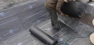 用水泥粘的防水卷材适合做屋顶吗,屋顶做防水老化旧卷材要不要揭掉