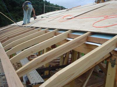 用水泥粘的防水卷材适合做屋顶吗,屋顶做防水老化旧卷材要不要揭掉