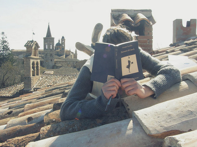 生活在左诗意在右的诗,生活在左未来在右