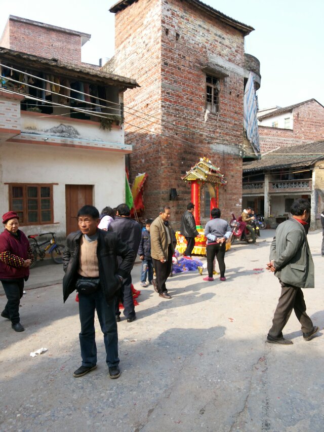 元宵节，在这里的鞭炮是这样玩的，看着都痛呀