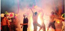 元宵节，在这里的鞭炮是这样玩的，看着都痛呀