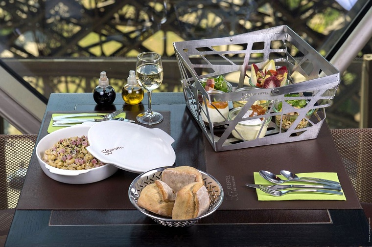 法国巴黎铁塔餐厅怎么上去,法国巴黎铁塔餐厅