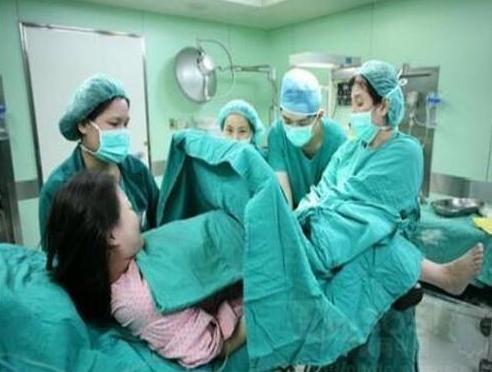 产妇在病房挣扎4个小时,产妇痛得死去活来丈夫拒绝生产