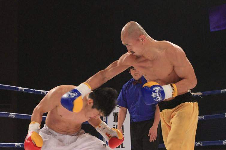 武僧一龙挑战冠军一脚踢飞,武僧一龙一脚ko跆拳道