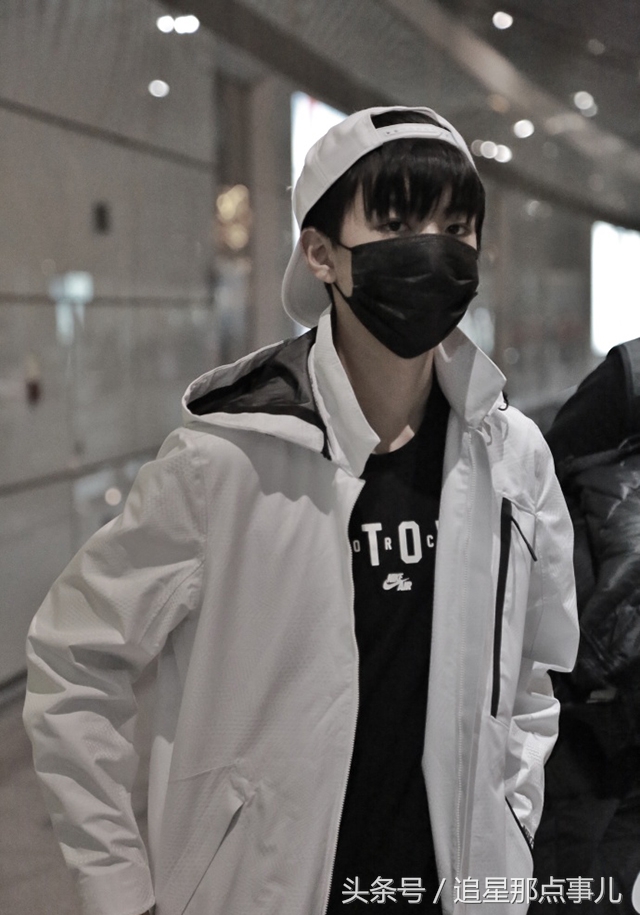 王俊凯nike彩虹鞋,王俊凯nike迪奥