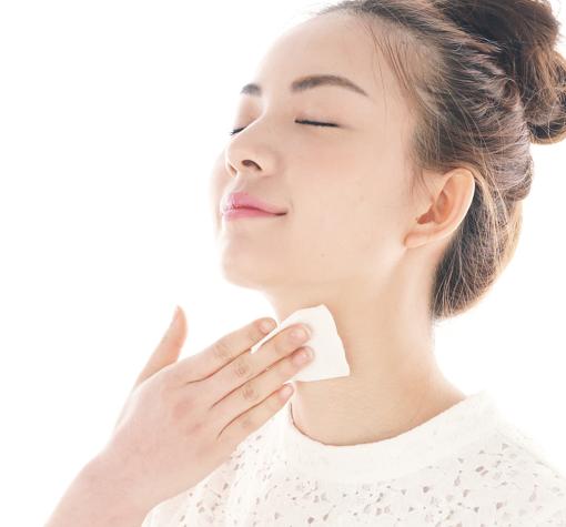 不卸妆的后果就是皮肤容易长痘,不卸妆的伤害