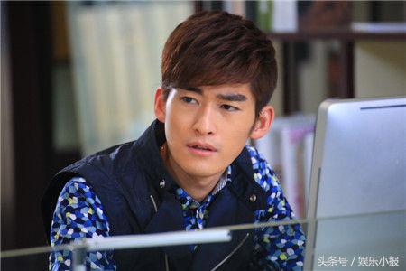 张翰一年戏被下架愁到头疼，郑爽开心的晒黑卡炫富