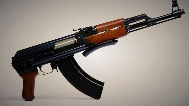 为何称AK47是一款让人又爱又恨的枪？皮实耐用但精度不敢恭维