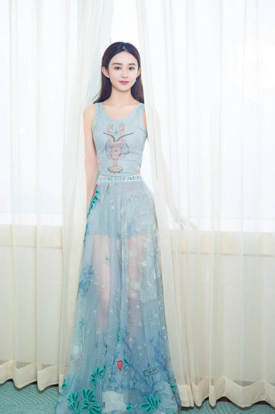 被赵丽颖的“透*裤内**”穿法雷到了？拜托，周冬雨这样穿才叫辣眼呢