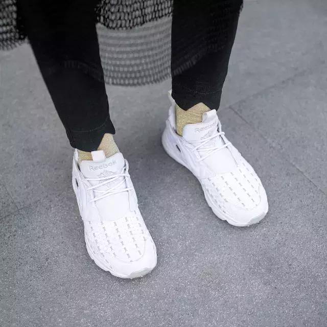 你的iphone7和AJ1同时掉河里，你先救哪个？