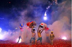 元宵节，在这里的鞭炮是这样玩的，看着都痛呀