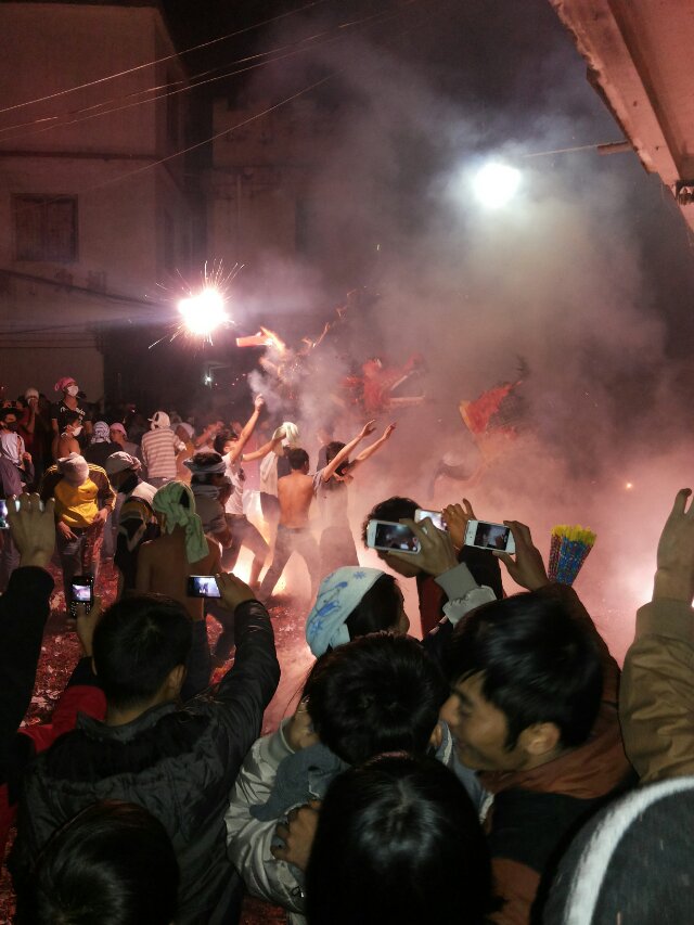 元宵节，在这里的鞭炮是这样玩的，看着都痛呀