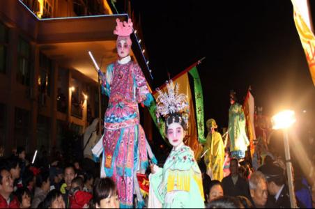 元宵节，在这里的鞭炮是这样玩的，看着都痛呀