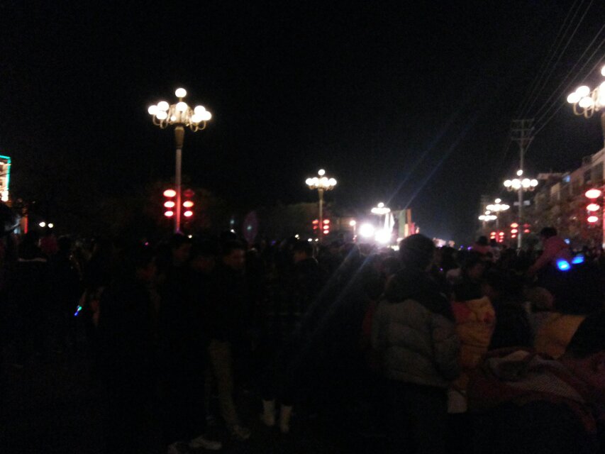 元宵节，在这里的鞭炮是这样玩的，看着都痛呀