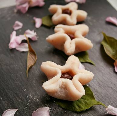 姑娘,我们一起去吃樱花吧!春日24款樱花限定小食已上线!