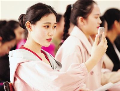 美女帅哥到郑州考“空姐空少”带妆应考影响成绩