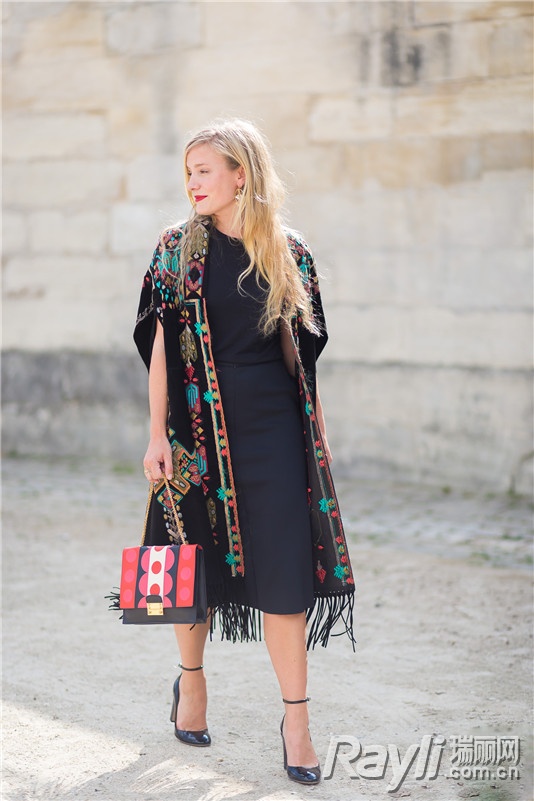 摆脱土气!2017黑底印花时髦更百搭