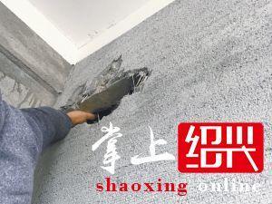 绍兴1小区房子敲开粉刷层露出50厘米长的空心梁