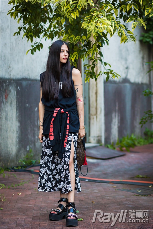 摆脱土气!2017黑底印花时髦更百搭