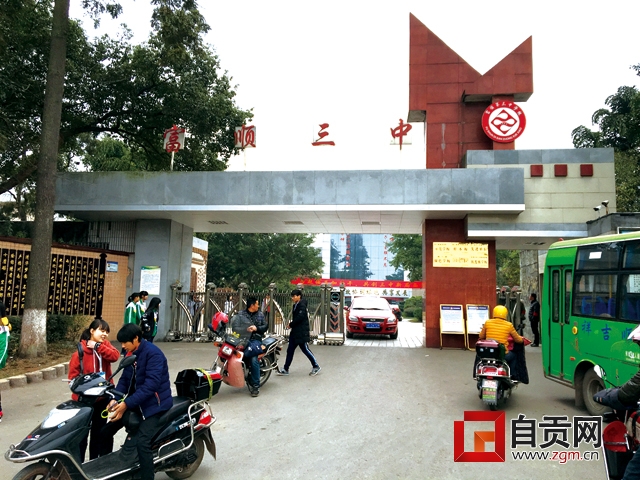 学校让学生购买四千块钱的平板,学校卖学生平板电脑