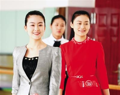 美女帅哥到郑州考“空姐空少”带妆应考影响成绩