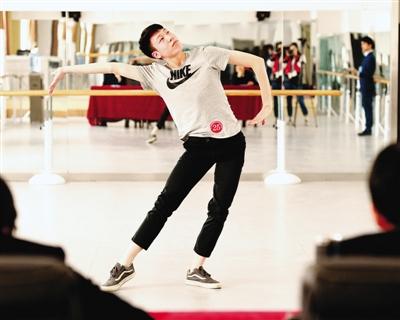 美女帅哥到郑州考“空姐空少”带妆应考影响成绩