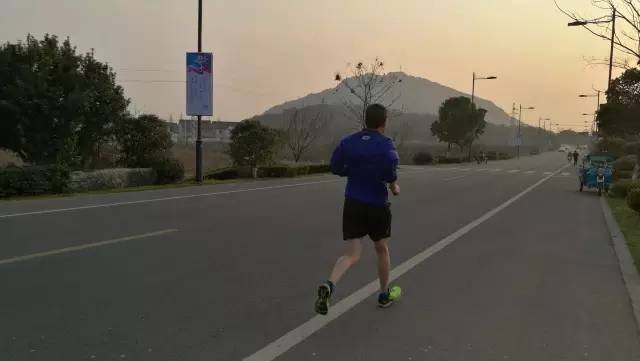 半马比赛请前两天训练,半马赛前业余